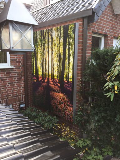 Leuchtstoff-Banner, LED Banner mit Waldmotiv in Eingangsbereich